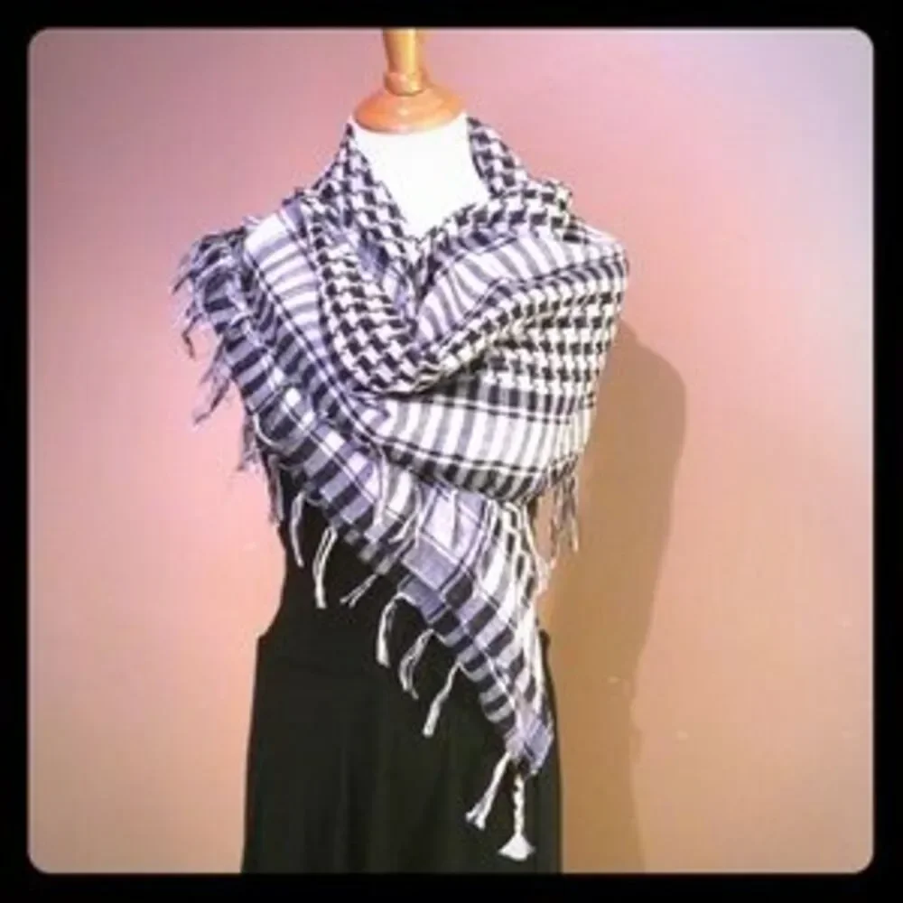 Black & white woven scarf